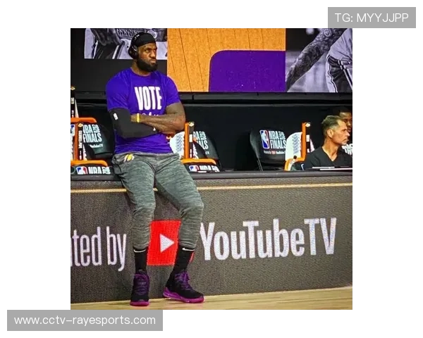 球迷航拍显示，利物浦赛前热身采用新的动态传接球练习